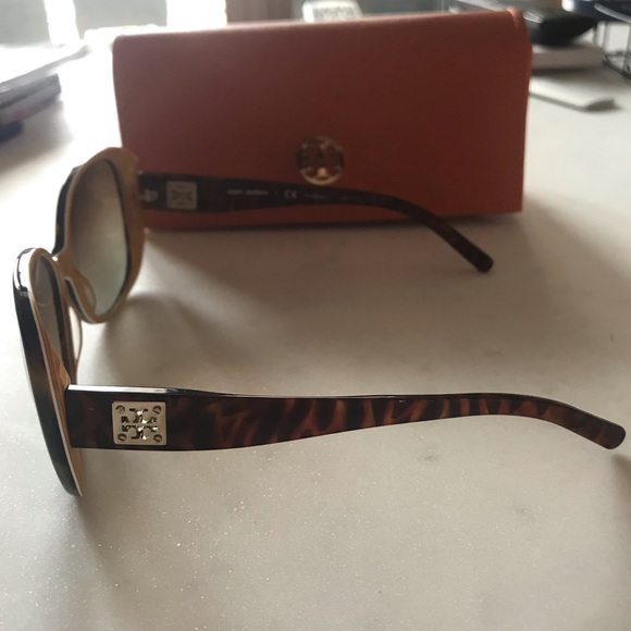 Tory Burch Sunglasses EUC - Picture 4 of 5